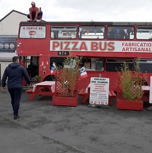 Pour le dernier épisode, Romuald visite un camion un peu spécial à Caen : un pizza bus. AU CAMION. EN REPLAY ET SUR myCANAL | VICE TV