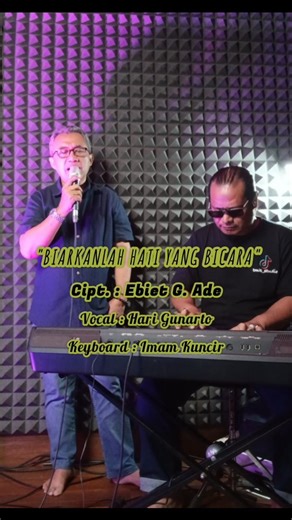 Imam Hermawan on Instagram: "🎼 ngEbiet di TMK_Studio (edisi Latihan) Sedang mempelajari satu nomor Lagunya Pak EBIET yang tidak pernah di tampilkan pada saat Live Perform. Sementara Keyboardistnya sedang mengulik-ngulik Arrangement Musicnya, Vocalist-nya pun sementara sambil menghafal Lirik/Syair Lagunya. Judul Lagu : "BIARKANLAH HATI YANG BICARA" dari Album EBIET G. ADE volume ke-13 bertajuk 'Kupu-Kupu Kertas' yang di release oleh Pak Ebiet pada tahun 1995. Vocal : Hari Gunarto (Mas Goen) Keyb