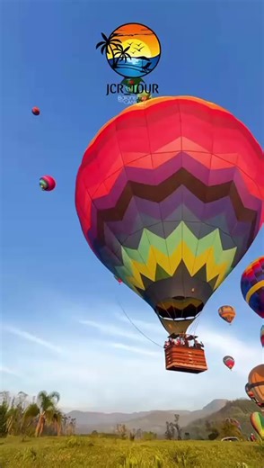 Voo de Balão em Boituva Vem viver essa experiência inesquecível. 📅 18 de janeiro Um amanhecer que fica pra sempre na memória 💛 vamos com a jcr_tour 1196286-2586 #JCRTour #PôrDoSol #VemViajar #VemViajar #naturezabrasil🇧🇷