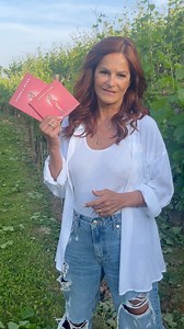 Ihr Lieben, nur noch einen Tag bis zur VÖ meines Live-Albums zu unserer unvergesslichen Arena-Tournee … ❤️🤗 Doch das ist noch längst nicht alles! Morgen dürft ihr Euch auf meine neue Single „Nächstes Mal sag ich dann Nein“ freuen und am Samstag sehen wir uns live ab 20:15 Uhr im Ersten und ORF 2 beim Schlagerbooom Open Air in Kitzbühel. 🥳 Seid ihr dabei? ✌🏻Zum Album 👉🏻 https://AndreaBerg.lnk.to/AndreaBergLive-DieTournee2025 #AndreaBerg #VÖ #LiveAlbum #ArenaTournee2025 #Schlagerbooom #OpenAi