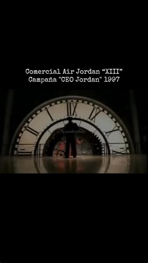 🚨El comercial original de las Air Jordan 13 se estrenó a finales de 1997, cuando el calzado salió a la venta por primera vez. La campaña publicitaria destacaba la nueva marca Brand Jordan y se centraba en el concepto de “CEO Jordan”, mostrando a Michael Jordan dirigiendo la empresa durante el entretiempo de los partidos de los Chicago Bulls. Los anuncios, con el concepto “CEO Jordan”, mostraban a Michael Jordan en el papel de director ejecutivo de su propia compañía, Jordan Brand.🔥 . . . #snea
