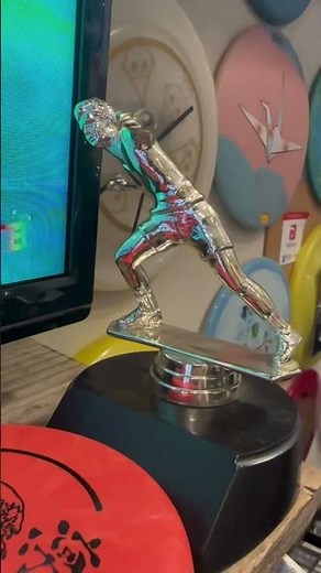 Derek meets the owner of one of Japan’s only Disc Golf Shops!