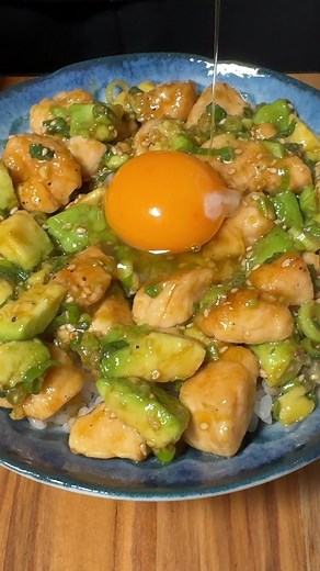 アボカドと鶏ささみのハワイ風ポキ丼レシピ