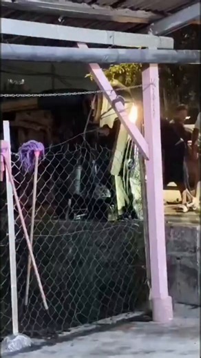 Police are probing a fatal accident in Pandamaran last night after a video showed bystanders trying to move a car that had overturned near a drain.South Klang police said the actions caused the Toyota Avanza to fall into the drain with the driver still inside.The man in his 60s died at the scene.📹: Yee Fah Lee/FB🧵1