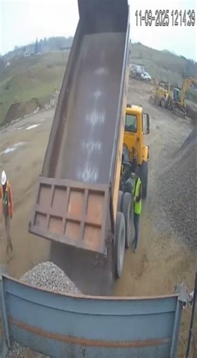 Dump Truck Bed Fails to Lock, Gravel Unloads Prematurely