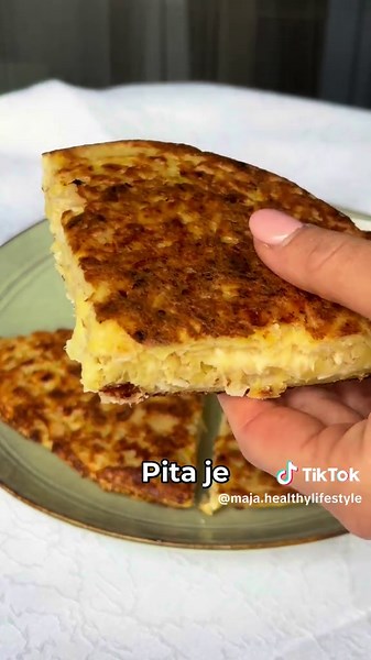 Pita od krompira - iz tiganja Pita koja je puna proteina, peče se u tiganju i priprema brzo! A ukus je fenomenalan 😍 🔹500gr krompira 🔹2 jaja 🔹100gr pilećih grudi 🔹20gr parmezana 🔹Kašičica soli 🔹60gr ovsenog brašna 🔹50gr grendanog sira (kod mene kačkavalj) 👉Krompir izrendati i ocediti od viška vode. 👉Sipati u činiju krompir i jaja i umutiti viljuškom. 👉Zatim dodati seckanu salamu na kockice, so, parmezan i ovseno brašno. 👉Sve dobro sjediniti, sipati pola smese na zagrejan i nauljen ti