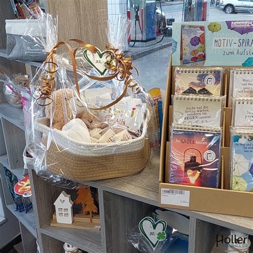🎁 Neu bei Autohaus–Holler: Präsentkörbe, Kinderecke & Geschenk­gutscheine! 🎁 Bei uns gibt es jetzt liebevoll zusammengestellte Präsentkörbe – in verschiedenen Größen, für jeden Anlass und mit vielen schönen Ideen gefüllt. Neu ist auch unsere kleine, gemütliche Kinderecke: perfekt für Kindergeburtstage oder als Mitbringsel zwischendurch. Dort findet ihr süße Geschenkartikel, Spielzeuge und vieles mehr. Und falls ihr noch ein spontanes Nikolaus-Geschenk sucht: Unsere hübsch verpackten Geschenkgu