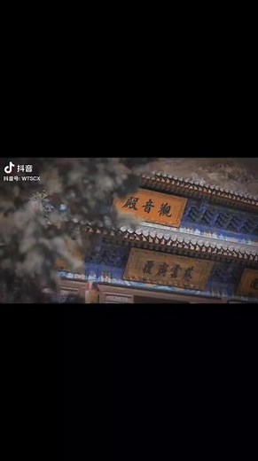 容阶雨，多少成追忆。乱云飞，青峰三尺义。杜鹃醉，傲骨隐青衣。不过一眼望去，相思意。眉间心上无力回避。谁低语，千里故人稀。