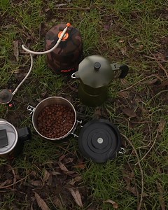 CAFETERAS FOX COOKWARE ESPRESSO. Para muchos pescadores hacer café en la orilla es imprescindible, por ello os traemos un nuevo diseño en cafeteras con un acabado caqui mate, construida en aluminio y disponible en tamaños de 300 ml (6 tazas) y 450 ml (9 tazas). | Fox International