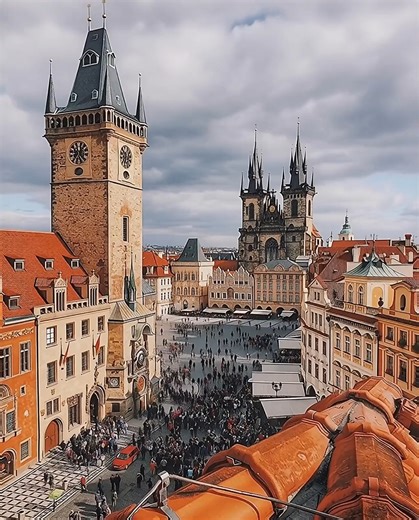 Watching time literally fly by in the heart of Prague! 🕰️✨ The Old Town Square is where history comes alive. From the bustling crowds gathering for the Astronomical Clock to the stunning gothic spires of the Týn Church, this place is pure magic, day or night. 💖 "A city is not just built of stones, but of the stories and the time that passes through it." 🏛️ Have you ever felt the magic of this city? Let me know! 👇 #Prague #Praha #OldTownSquare #StaromestskeNamesti #AstronomicalClock #PragueOr