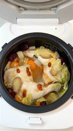 The Purest Co. on Instagram: "Viral waterless chicken hack lazy rice cooker method ... I get the hype But honest opinion it’s a little too sweet, I’d reduce the apple, red dates and goji berries next time and here’s the final recipe The layering really matters: 🍎1 onion & apple at the bottom (so nothing burns) 🥬LOTS of nappa cabbage (aka da bai cai) for natural water 🥕 1/3 of a raddish & 1 carrot 🍗2 Chicken leg and ginger ❤️ 3 dates & teaspoon of goji berries ✨Cabbage around the corner to ke