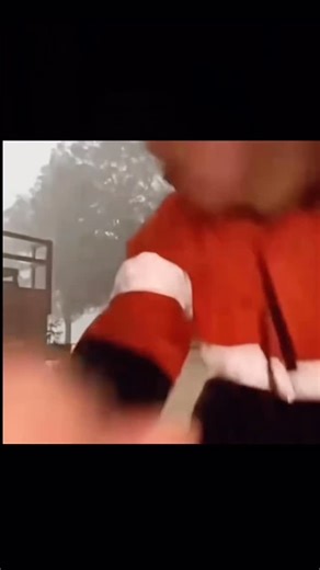 Roddy Daves on Instagram: "日本的东京街头有一家中式洗衣店，店内地面装设了压电陶瓷砖。顾客走进店里时，脚步的机械压力会使砖块内部的压电材料产生微弱电压，这些电压被收集并储存在小型蓄电池中。产生的电能用于驱动洗衣机、照明以及店内的无线网络设备，既节约能源，又向顾客展示了绿色科技的魅力。通过这种方式，日本将日常步行转化为可再利用的清洁能源，为城市的可持续发展提供了小而实用的示范。"