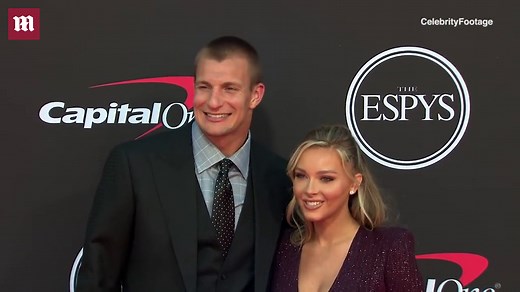 Rob Gronkowski kisses girlfriend Camille on ESPYs red carpet