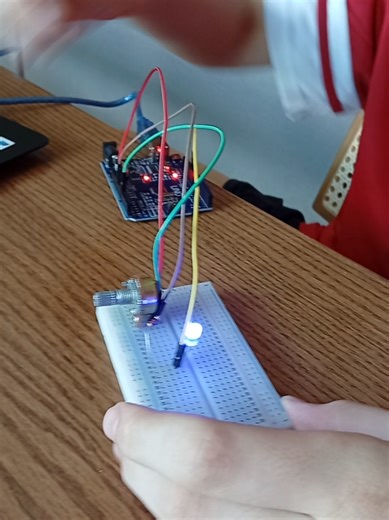 Projeto de arduíno com led e potenciômetro para regular a intensidade da luz #maker #robotica #education