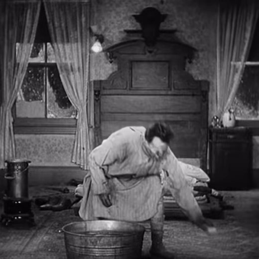 Laurel and Hardy in ‘Laughing Gravy’ (1930) #laurelandhardy #stanlaure.... | Classic Comedy