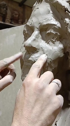 ✋👉Work in Progress — just like artist sketch a drawing on paper, Martin Lagares uses his hands to ‘sketch’ a sculpture… the uses basic tools to add details #sculpture #howtosculpt #handmade #sculptor #clay #clayart #escultura