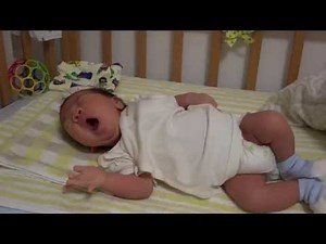 生後3週間の赤ちゃん 豪快におならをしてすっきりおねんね 産まれたばかりでかわいい！【高画質 SONY HDR-CX900で撮影】