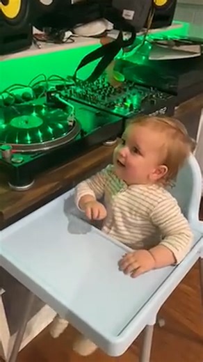 This kid was born to be a DJ! 👶🎧 🎥: CONTENTbible #baby #djing #cute #cutebaby | UNILAD Sound
