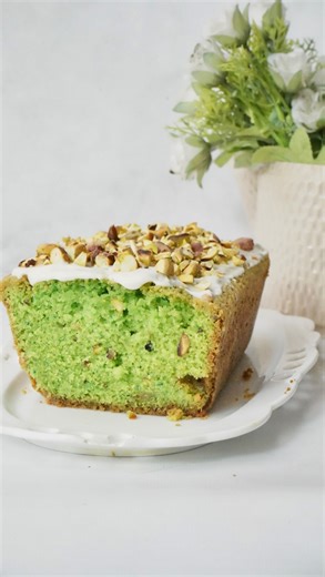 Sabrina Onorato 🇦🇷 Recetas fáciles on Instagram: "BUDÍN DE PISTACHO: Si te gusta el pistacho esta receta te va a encantar! La textura que queda es espectacular! 👀 MIRÁ CÓMO LO HAGO! 👆 Necesitás 👇 250 g de manteca pomada 250 g de azúcar 4 huevos 1 cda de pasta de pistacho (yo usé uno en polvo que viene con sabor y color a pistacho) 100 g de pistachos picados 100 g de chocolate blanco picado 250 g de harina 0000 2 cditas de polvo de hornear Decoración: 100 g de chocolate derretido Pistachos p