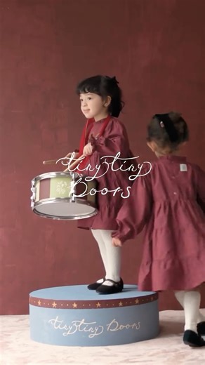 Tiny Tiny Doors on Instagram: "New Collection Chapter 3 Coming Soon – 12/9 22:00 🚪 ⁡ オンラインストアにて、新作コレクションchapter3のラインナップを公開いたしました🎡 ⁡ 販売開始までに、商品画像をさらに追加してまいります🦢 ⁡ 【販売開始】12月9日（火）22:00〜 【お届け予定】12月中旬頃より順次発送開始予定 ⁡ _____ ⁡ ※現時点では、12/15頃より提携倉庫から順次発送開始となる見込みでございます。しかしながら、現在全国的に物流量が急増しており、配送遅延が発生しているとの報道もございます。そのため、通常よりもお届けまでにお時間を要する可能性がございますこと、予めご了承のうえご検討いただけますと幸いです。 ⁡ ※現在はサイトの仕様上「sold out」と表示されておりますが、販売開始時刻よりご購入が可能となります。 ⁡ ※12月8日（月）22:00〜23:00の1時間程度、メンテナンスのため一時的にオンラインストアへアクセスいただけ