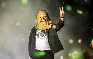 Lewis Capaldi performs ‘Don’t Look Back In Anger’ while wearing Chewbacca mask