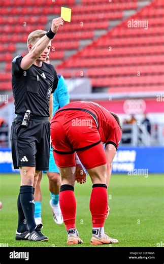 v.li.: Sebastian Hilsberg (Schiedsrichter [referee]) zeigt Simon Lorenz (FC Ingolstadt, 32) die Gelbe Karte [yellow card], Verwarnung, yellow card, 08.04.2026, Ingolstadt (Deutschland), Fussball, 3. Liga, FC Ingolstadt 04 - FC Viktoria Köln, DFB/DFL REGULATIONS PROHIBIT ANY USE OF PHOTOGRAPHS AS IMAGE SEQUENCES AND/OR QUASI-VIDEO Stock Photo - Alamy