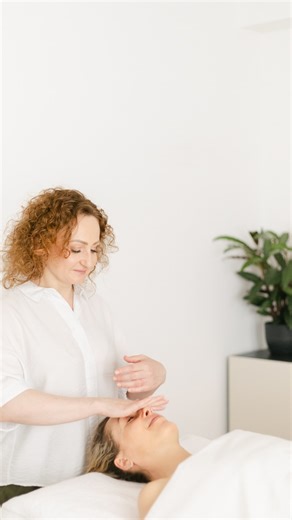 Deep work on the forehead is far more than a surface technique — it’s structural correction. The frontal region carries layers of tension that accumulate from expression, screen use, and habitual holding patterns. When you work deeply and intentionally here, you’re influencing both muscle behaviour and the way the forehead communicates with the rest of the face. The frontalis muscle, which lifts the brows, often becomes overactive when surrounding muscles are tight or under-engaged. Deep, guided