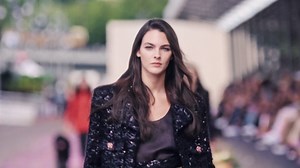 パリジェンヌに愛を込めて。シャネル 2023/24年秋冬 オートクチュール コレクションをレポート