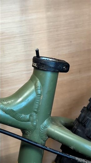 Dropper Post Repair in 30 Seconds! 🔧🚴‍♂️⬆️⬇️ #BikeTech #DropperPost #MTB #Cycling #BikeFix