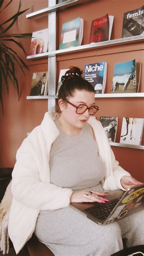 mathilde thm (da) on Instagram: "✨ C’EST QUI THM ? ✨ 4 comptes, 4 énergies, 1 seul cerveau (désolée pour lui). J’avais besoin de remettre un peu d’ordre dans tout ça… alors j’ai fait une mini-série : une vidéo par jour, un compte, une vibe. 🧚🏼‍♀️@mathildethm — la vie, la vraie 🎧 @gigathm__ — la musique et tout ce que j’y fais 👩🏻‍💻@thm_designa — mon taf de DA / graphiste 🖼️ @thm__project — mon côté artiste, celui que j’ose assumer Si vous vous êtes déjà demandé « mais… elle fait quoi au ju