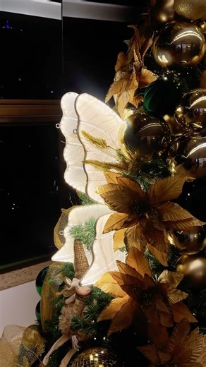 Divina Casa | Decoração & Utilidades on Instagram: "A magia do Natal mora nos detalhes, e esses detalhes… são Divina Casa! 🧡 A Jana abriu as portas de seu lar para mostrar a decoração natalina deste ano, e é claro: tudo Divina Casa! 🎄🥰 Ter a sua árvore e decoração dos sonhos nunca foi tão fácil! Faça igual a Jana, e venha garantir os seus itens dessa época tão especial com a gente 🎅🏽"