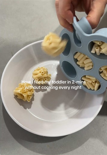 Comment STASH if you want my freezer stash guide for calm, no-stress 5pm dinners without the panic 🤍 How I feed my toddler at 5pm… without cooking every night. Because I used to stand in front of the fridge every single afternoon with no plan… already exhausted… while my toddler was hungry and pulling at my legs. And it always ended the same: • panic cooking • random snacks for dinner • a very impatient toddler • and honestly… a bit of a meltdown from me too 😭 Dinner time felt chaotic. So I st