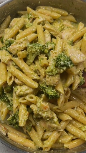 🍝 Pâtes au Poulet et Pesto — Dîner Facile pour la Reprise du Travail 🧂 Ingrédients .170 g de pâtes (6 oz) .1 blanc de poulet .½ tasse de pesto .½ tasse de parmesan râpé .3 gousses d’ail .2 tasses de brocoli .¼ tasse de crème liquide .2,5 tasses de bouillon de poulet .Sel et poivre selon le goût 🍳 Préparation .Cuire les pâtes selon les instructions du paquet et réserver. .Couper le poulet en morceaux et le faire revenir dans une poêle avec un peu d’huile jusqu’à ce qu’il soit doré. .Ajouter l’