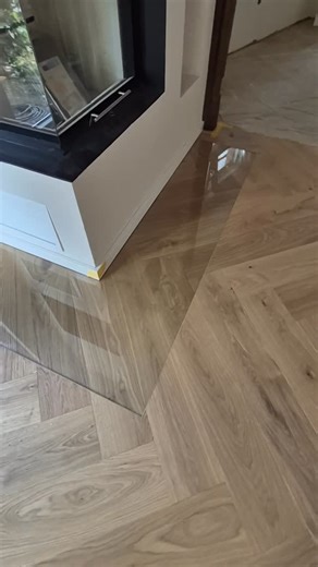 Robert Nakielski on Instagram: "Fischgrätparkett Eiche Rohoptik – zeitlos, ruhig und kompromisslos hochwertig. Hier zeigt sich echtes Handwerk: präzise verlegt, saubere Linien, perfekte Symmetrie. Die Rohoptik bringt die natürliche Eiche zur Geltung – ohne künstlichen Glanz, dafür mit spürbarer Tiefe und Eleganz. Ein Boden, der Räume nicht dominiert, sondern veredelt. Mehrwert-Tipp: Gerade bei Fischgrät ist die exakte Untergrundvorbereitung entscheidend. Nur ein absolut ebener, spannungsfreier U