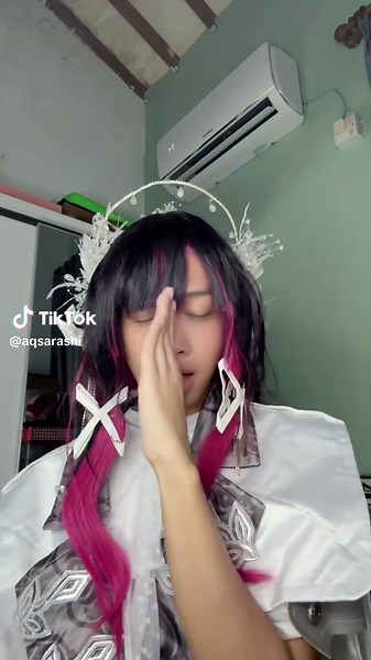 iiihh~~ aqu tuch udah gack imut lagii huftt 😤😤 aku sekarang ngikutin panutan aqu~~ HUWUW 🥺👉🏻👈🏻