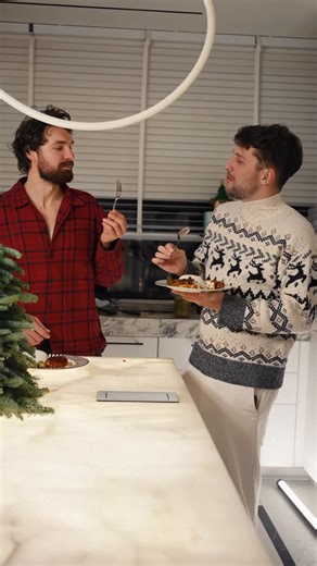 LUKA on Instagram: "Grudniowe wieczory mają swój klimat - ciepłe światło lampek, świąteczne swetry i… coś pysznego na talerzu! 🙏🏼 Na talerzu - pierś z kurczaka z żurawiną i serem feta. Czy wiecie, że Kurczak Zagrodowy chowany jest w małych gospodarstwach na Podlasiu, gdzie ma całodzienny dostęp do wybiegu na świeżym powietrzu, dziobie trawę i korzysta ze słońca? To właśnie dzięki temu oraz diecie bez GMO i antybiotyków smakuje tak wyjątkowo. Wybierając Zagrodowego, mam pewność, że na mój stół 