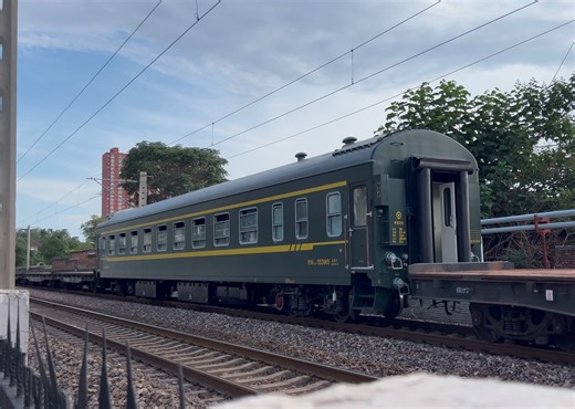 不一般！FXN5C牵引呼局包段自发电RW25B在内的长大平车组中速通过。