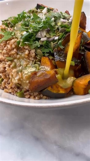 FARRO WITH ROASTED BAHARAT SQUASH! This farro and roasted squash salad is going to be your new favorite fall salad! The Baharat spice and the hot honey give the squash warm and delicious flavors!🧡. Follow RuhamasFood for more! SAVE THIS RECIPE 👇. #FallRecipes #salad #squash | RuhamasFood