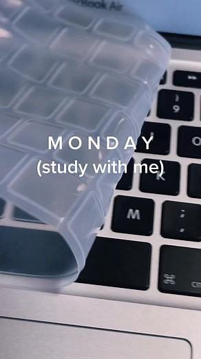 𝐌𝐨𝐧𝐝𝐚𝐲 𝐦𝐨𝐫𝐧𝐢𝐧𝐠 (𝐚𝐬𝐦𝐫) should I post a skincare video tonight?🤔 #asmr #asmrroutine #lamiaroutineasmr #study #studyasmr