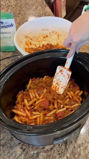 Crock Pot Pizza Casserole RECIPE on dinnerin321.com #dinner #recipe #easyrecipe #pizza #pasta #yum