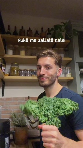Bukë me sallate kale. 🍞🥬 Kale është e pasur me fibra, vitamina dhe antioksidantë, dhe kur kombinohet me brumin, i jep bukës jo vetëm ngjyrë natyrale, por edhe një strukturë më të pasur. Brenda del super e butë, ndërsa jashtë formon një sipërfaqe krokante. Sallatën kale e kam zier paraprakisht për 5–8 minuta, më pas e kam grirë në blender me pak ujë derisa të bëhet masë homogjene. Pjekja realizohet në 180°C për 50 minuta. Pasi del nga furra, buka duhet lënë të pushojë rreth 1 orë përpara se të 