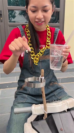 Funny video// thiết bị cần thiết và không thể thiếu khi đi xe máy🤑😲 #funny #comedy#shorts