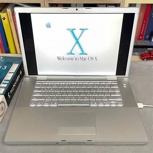 An Xploration of the Aqua OS X 10.0 „Cheetah” user guide on a 20-year-old MacBook Pro. Aqua was introduced in 2001; the MacBook Pro pictured here ran the much later Mac OS X 10.4.8. | Apple Muzeum Polska