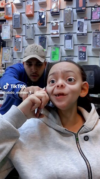 ‏بنت من عالم آخر في محل الايفونات..!!😱#abdomomen | apple store girl