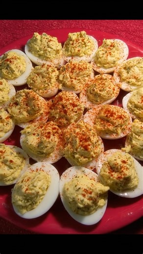 Classic Deviled Eggs RECIPE 🥚✨ Creamy, tangy, and topped with just the right amount of paprika — the perfect party or holiday snack! 📝 Ingredients: 12 large eggs ½ cup mayonnaise 2 tsp yellow mustard 1 tsp white vinegar or pickle juice Salt and pepper to taste Paprika (for garnish) Optional: finely chopped pickles, chives, or relish 👩‍🍳 Instructions: Boil the eggs: Place eggs in a large pot, cover with water, and bring to a boil. Once boiling, cover and remove from heat. Let sit for 12 minut