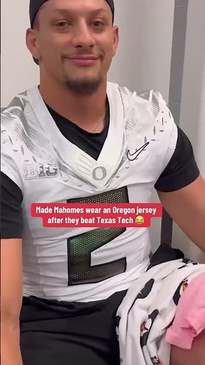 Patrick Mahomes had to wear an Oregon jersey 😂 (via bassa2x/IG)