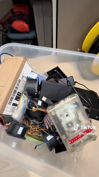 Notificaciones en tiempo real en mi homelab Usé un Arduino UNO pantalla LED para mostrar alertas importantes: backups, temperaturas, dispositivos nuevos, ¡todo! El backend es un servidor HTTP en Python que le manda los mensajes por serial. También imprimi una cajita 3D para dejarlo bonito sobre el escritorio. Código completo acá https://github.com/juantoledo/lcd_tcp_server #homelab #arduino #3dprinting #diytech #python #maker