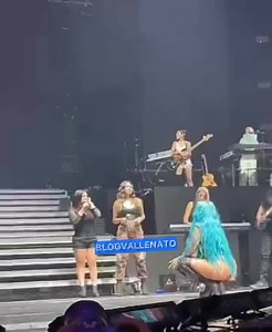 592K views · 15K reactions | Karol G quería cantar “Un osito dormilón” 笠 junto a Jorgito Celedón y Jean Carlos Centeno, así que los invitó a su concierto de Bogotá del domingo para poder cumplir su sueño en vivo. La artista urbana los recibió con todo el cariño y los intérpretes no dudaron en gozarse la oportunidad en el Movistar Arena . @karolg @jorgitoceledon #KarolG #JorgeCeledon #JeanCarlosCenteno #BichotaTour @ponchitocastro | www.BlogVallenato.com | Facebook