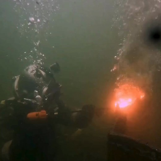 Train to Become a Commercial Diver In just 7 months, you’ll gain the skills and certifications needed to launch a career in commercial diving. Hands-on training in: Underwater Welding Salvage Operations Burning & Cutting Hazmat Diving SCUBA & Offshore Work Real-world preparation for a high-adventure career Internationally recognized certifications Located in Seattle, WA | Divers Institute of Technology