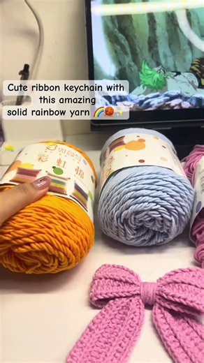 Making a cute ribbon keychain from solid rainbow yarn 🌈🧶✨ #crochet #crochetcrosai #crochetcrochet
